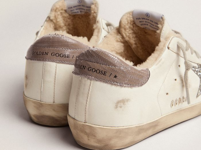 أحذية سنيكرز سوبر ستار من جولدن جووس ببطانة شيرلينج، ونجمة لامعة فضية، وعلامة كعب جلدية بلون رمادي حمام مطبوع عليها نقشة السحلية
