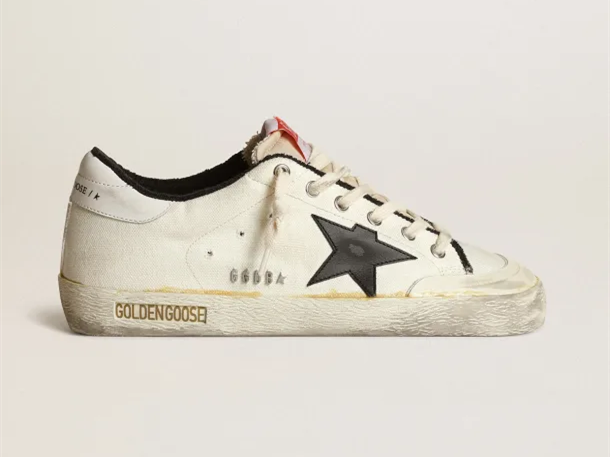 حذاء سنيكرز سوبر ستار ليمتد من جولدن غوس بقماش الكانفاس البيج ونجمة جلدية سوداء وعروة كعب جلدية بيضاء