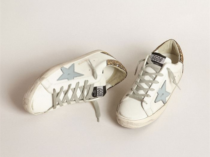 حذاء سنيكرز سوبر ستار من GOLDEN GOOSE بنجمة جلدية زرقاء فاتحة وعلامة كعب بطبعة جلد التمساح الذهبية اللامعة