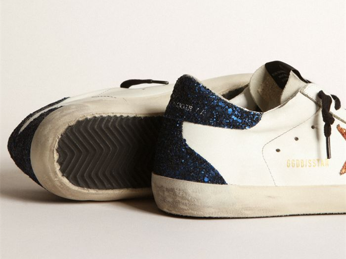 أحذية سنيكرز سوبر ستار من GOLDEN GOOSE بلمعة الخوخ-الوردي عند النجمة وعروة كعب زرقاء لامعة