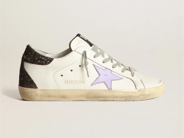 أحذية سنيكرز سوبر ستار من GOLDEN GOOSE بنجمة جلدية بلون الليلك وعروة كعب منقوشة بنقشة جلد التمساح ولامع بنفسجي