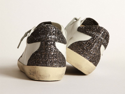 أحذية سنيكرز سوبر ستار من GOLDEN GOOSE بنجمة جلدية بلون الليلك وعروة كعب منقوشة بنقشة جلد التمساح ولامع بنفسجي