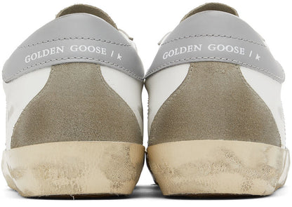 GOLDEN GOOSE حذاء سنيكرز سوبر ستار كلاسيك أبيض ورمادي بقصة منخفضة