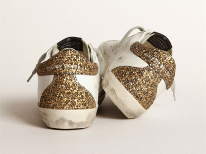 حذاء سنيكرز سوبر ستار من GOLDEN GOOSE بنجمة جلدية زرقاء فاتحة وعلامة كعب بطبعة جلد التمساح الذهبية اللامعة