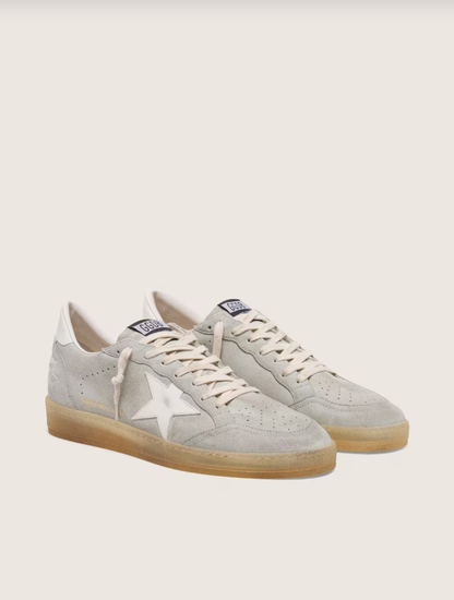 Goledn Goose Ball Star in light gray suede with white leather star