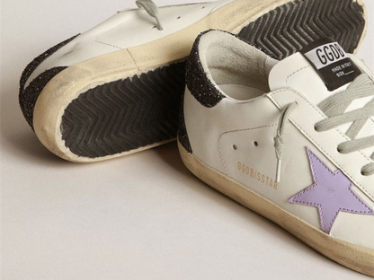 أحذية سنيكرز سوبر ستار من GOLDEN GOOSE بنجمة جلدية بلون الليلك وعروة كعب منقوشة بنقشة جلد التمساح ولامع بنفسجي