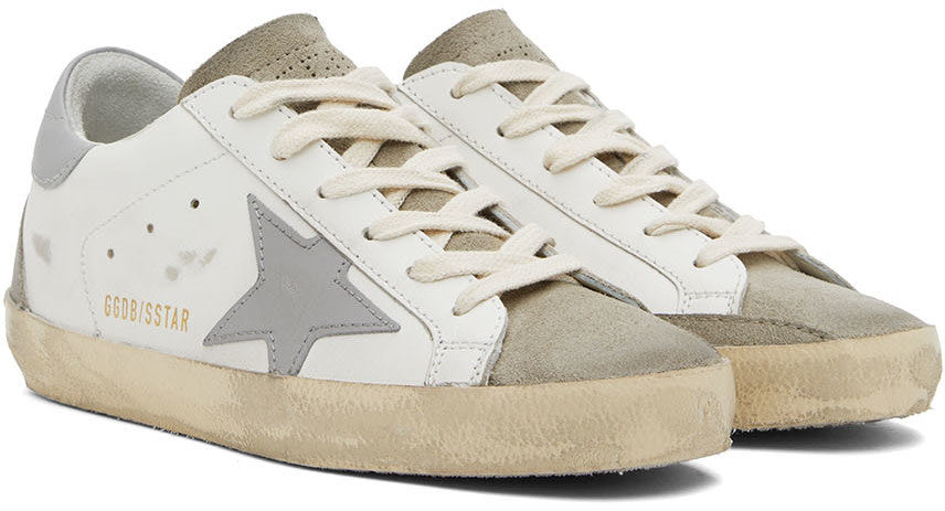 GOLDEN GOOSE حذاء سنيكرز سوبر ستار كلاسيك أبيض ورمادي بقصة منخفضة