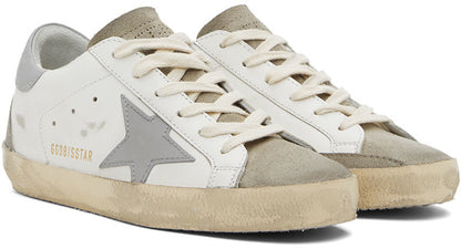 GOLDEN GOOSE حذاء سنيكرز سوبر ستار كلاسيك أبيض ورمادي بقصة منخفضة